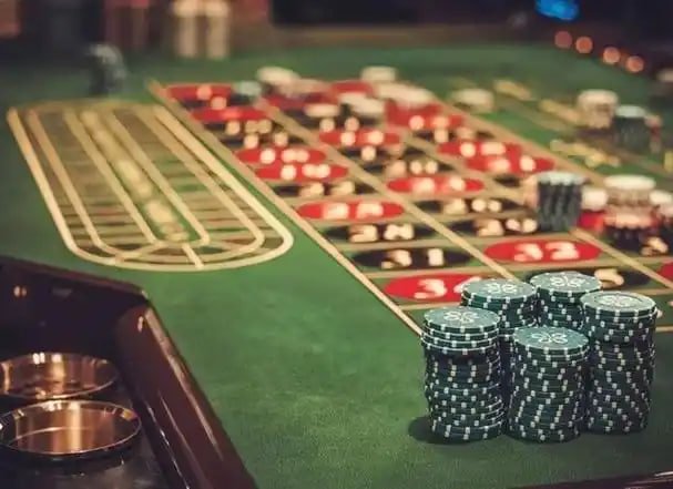 Bàn casino trực tuyến sk88 với live dealer và người chơi Việt Nam tham gia baccarat